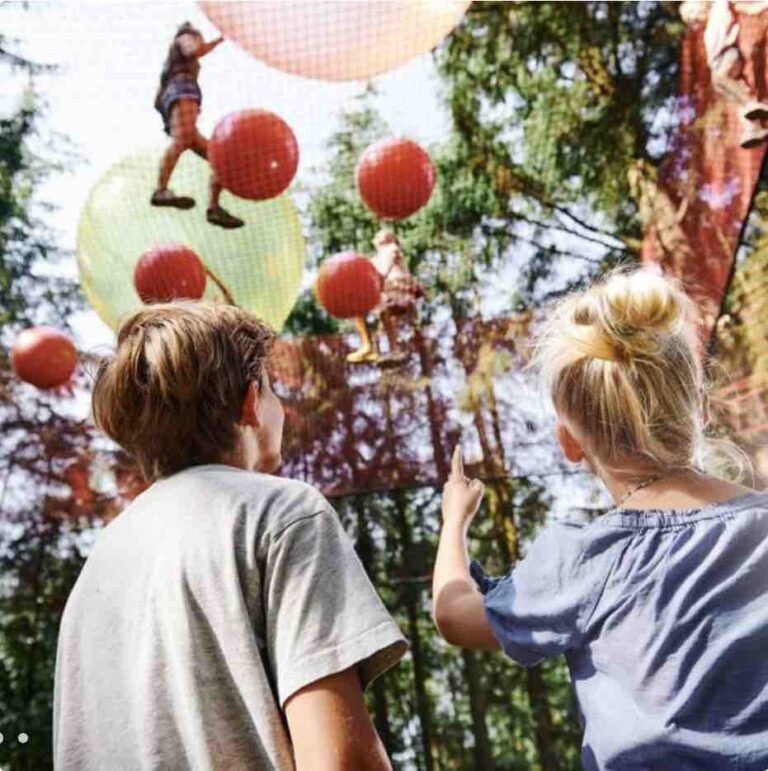 wowpark Billund og Skjern trampolin net med bolde med hoppende børn som leger