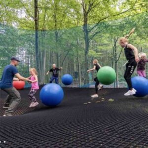 Trampolinpark Go Bounce Kragerup Gods leg og sjov på trampoliner mellem træerne