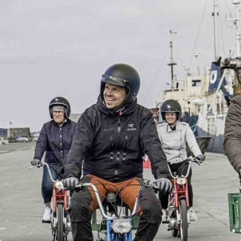 glade folk på puch maxi tur på havnen