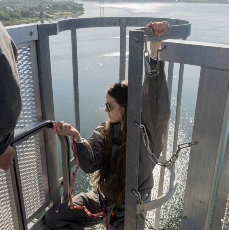 pige kravler op på lillebæltsbroen til bridgewalking