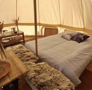 Glamping for 2 med lækker brunch og udsigt til sø hos Bakkegaarden