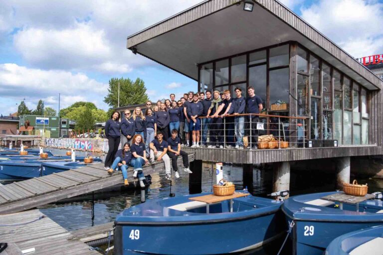 Crew-and-company-sailing hos GoBoat Harbor Tour