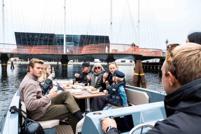 GoBoat-Harbor-Tours-Sailing-Copenhagen-2025-with-Private-Captain GoBoat kanalrundfart